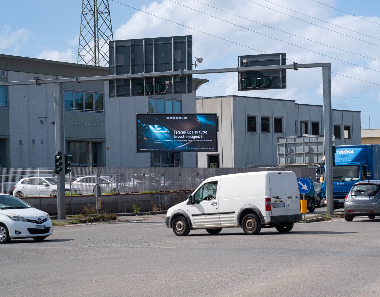 Affissione digitale 6x3 su strada a Livorno settore automotive