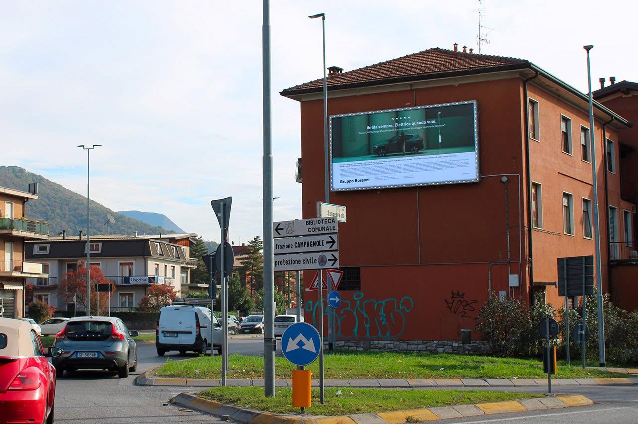 Affissione maxi su parete a Brescia settore auto