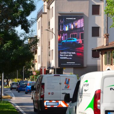 Affissione poster maxi su parete a Brescia settore auto