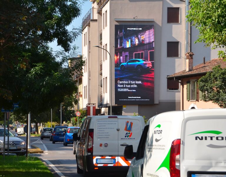 Affissione poster maxi su parete a Brescia settore auto