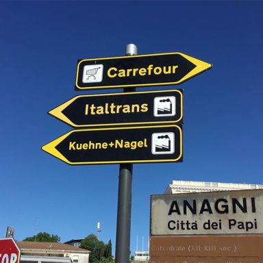 Frecce pubblicitarie uscita autostrada A1 Anagni