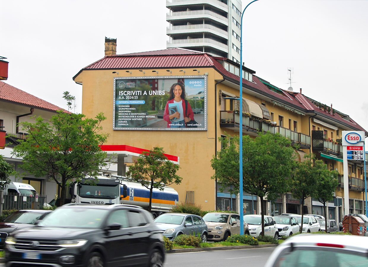 Campagna pubblicitaria OOH con maxi poster a parete per Università Brescia