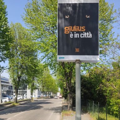 Campagna pubblicitaria affissione su plancia Giulius comune di Assago