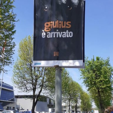 Campagna pubblicitaria out of home Giulius su palo della luce
