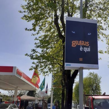Campagna pubblicitaria outdoor Giulius su pali della luce