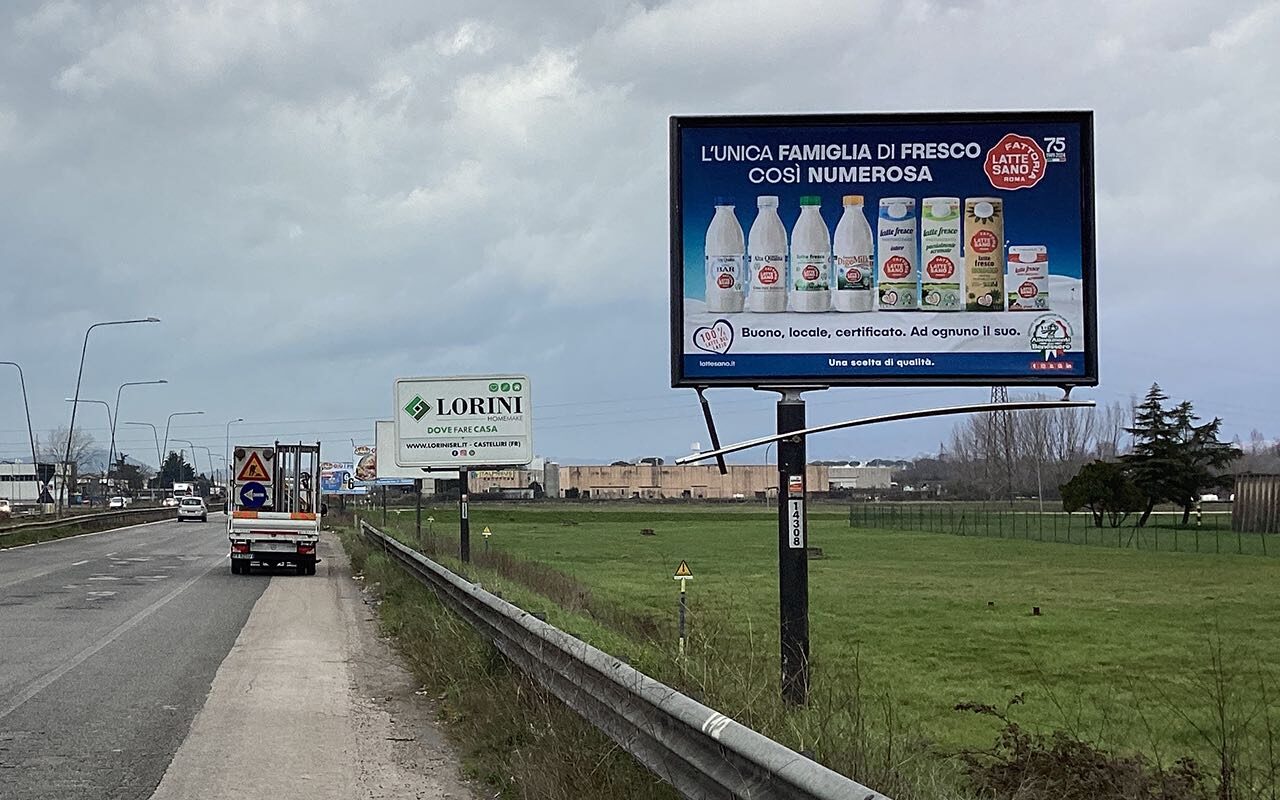 Campagna pubblicitaria su strada per Fattoria Latte Sano a Frosinone