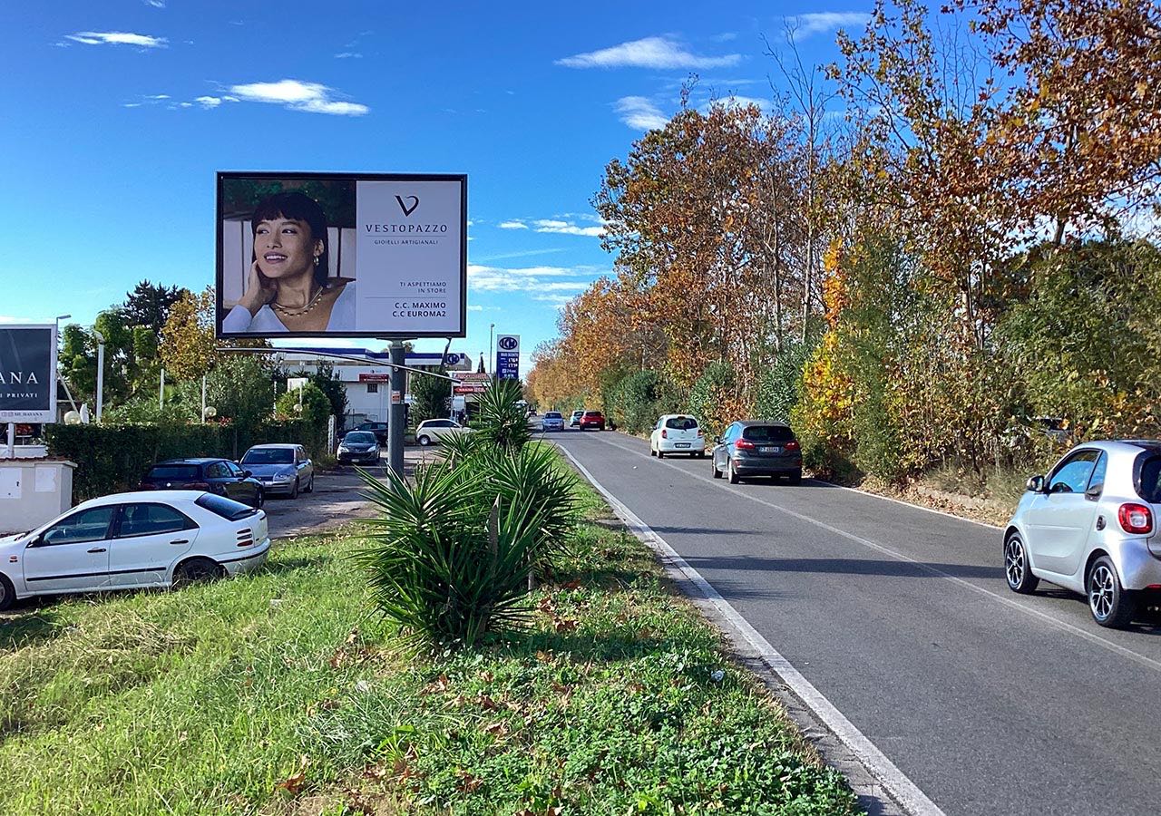 Cartello pubblicitario bifacciale su strada a Roma