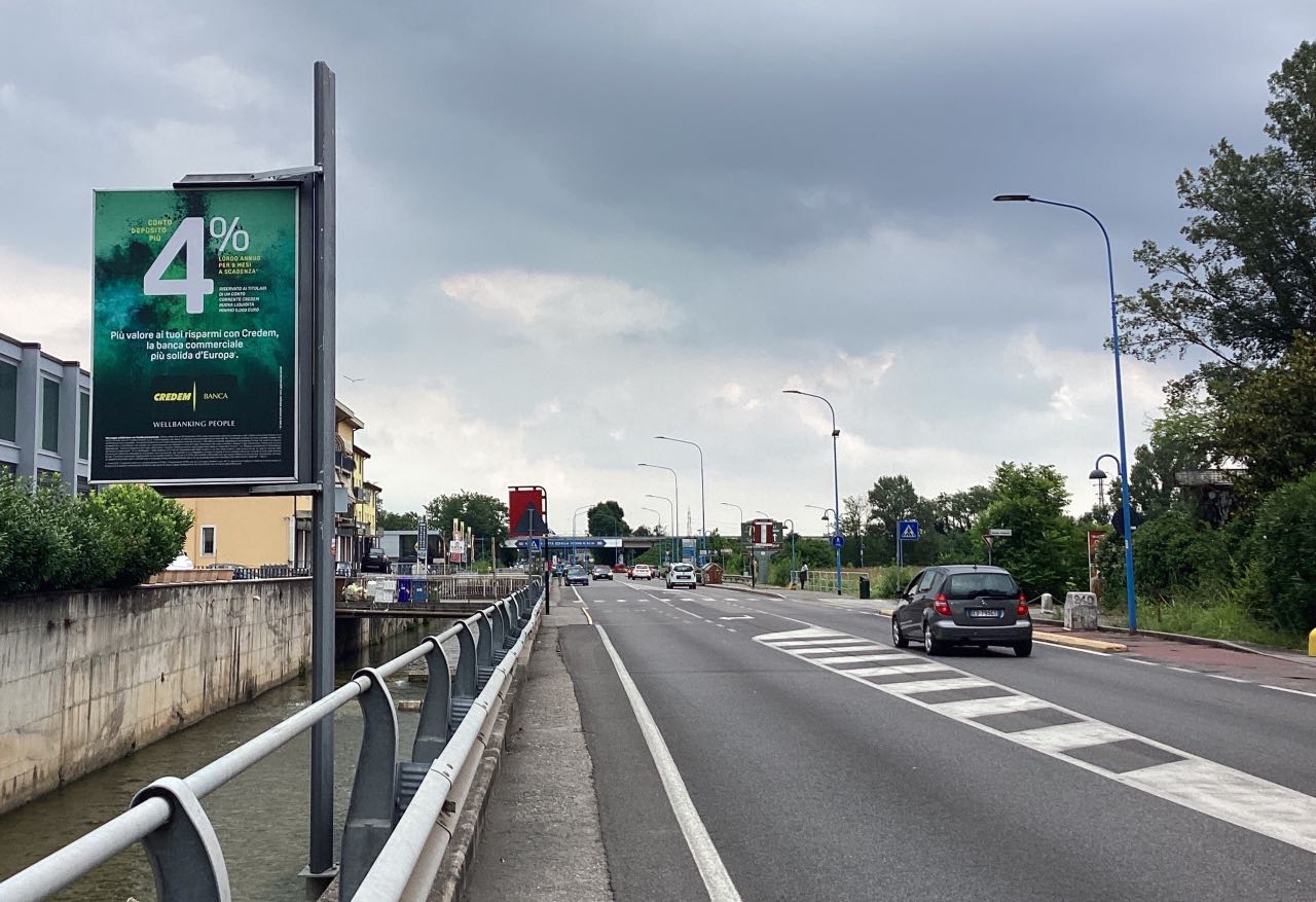 Cartello pubblicitario su strada a Brescia