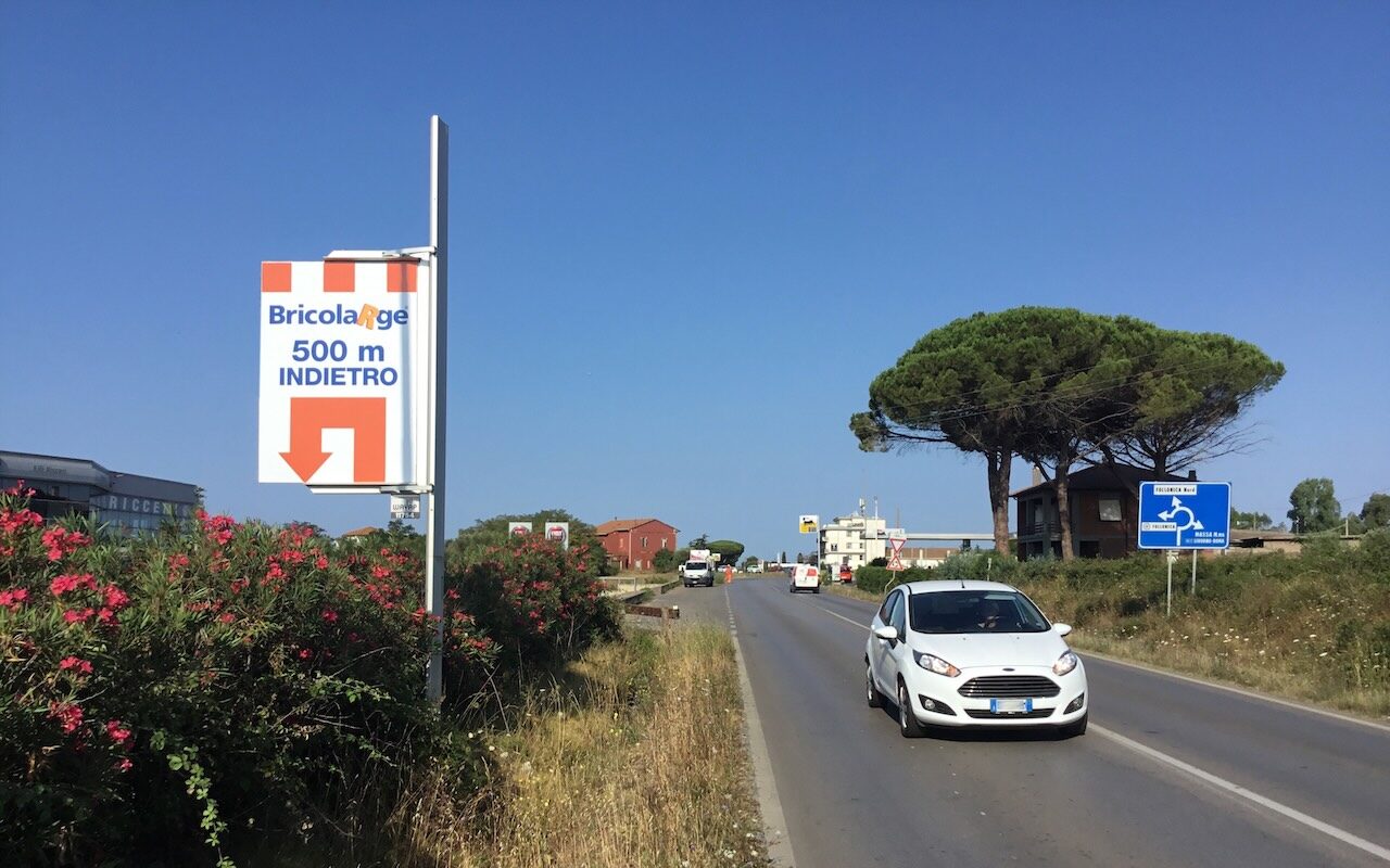 Cartellone pubblicitario su strada ingresso Follonica circuito Grosseto