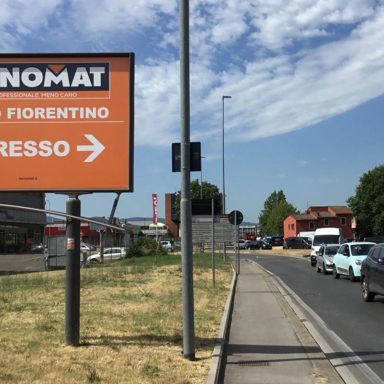Cartellone pubblicitario su strada per Tecnomat Sesto Fiorentino