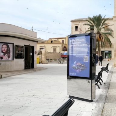 Acquisto pubblicità su totem digitale con base a specchio nel centro storico di Noto (SR)