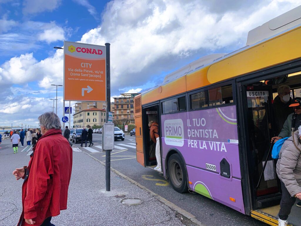wayap livorno pubblicita su autobus e pensilina con palina