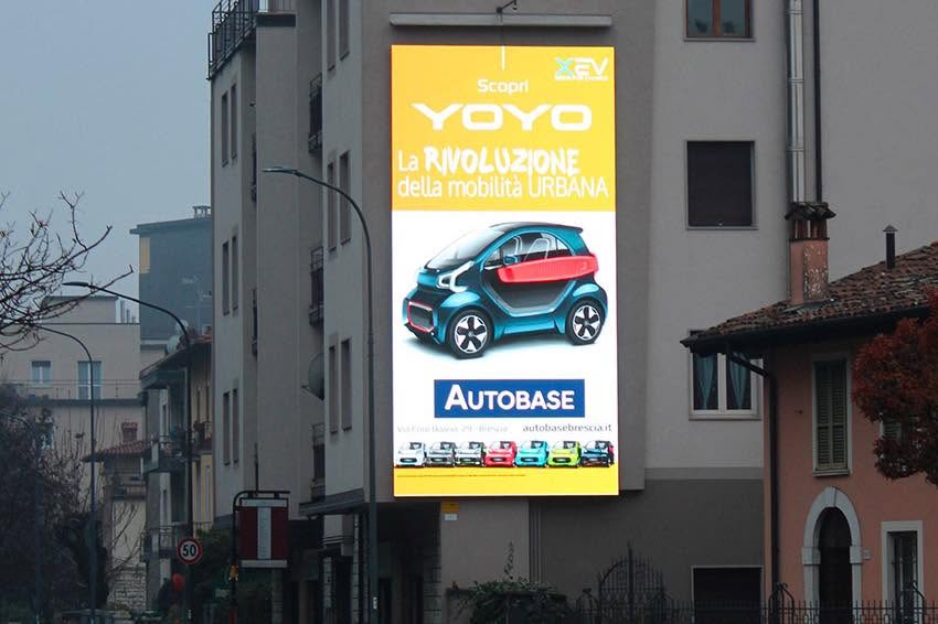 Ledwall verticale pubblicità DOOH a Brescia settore automotive