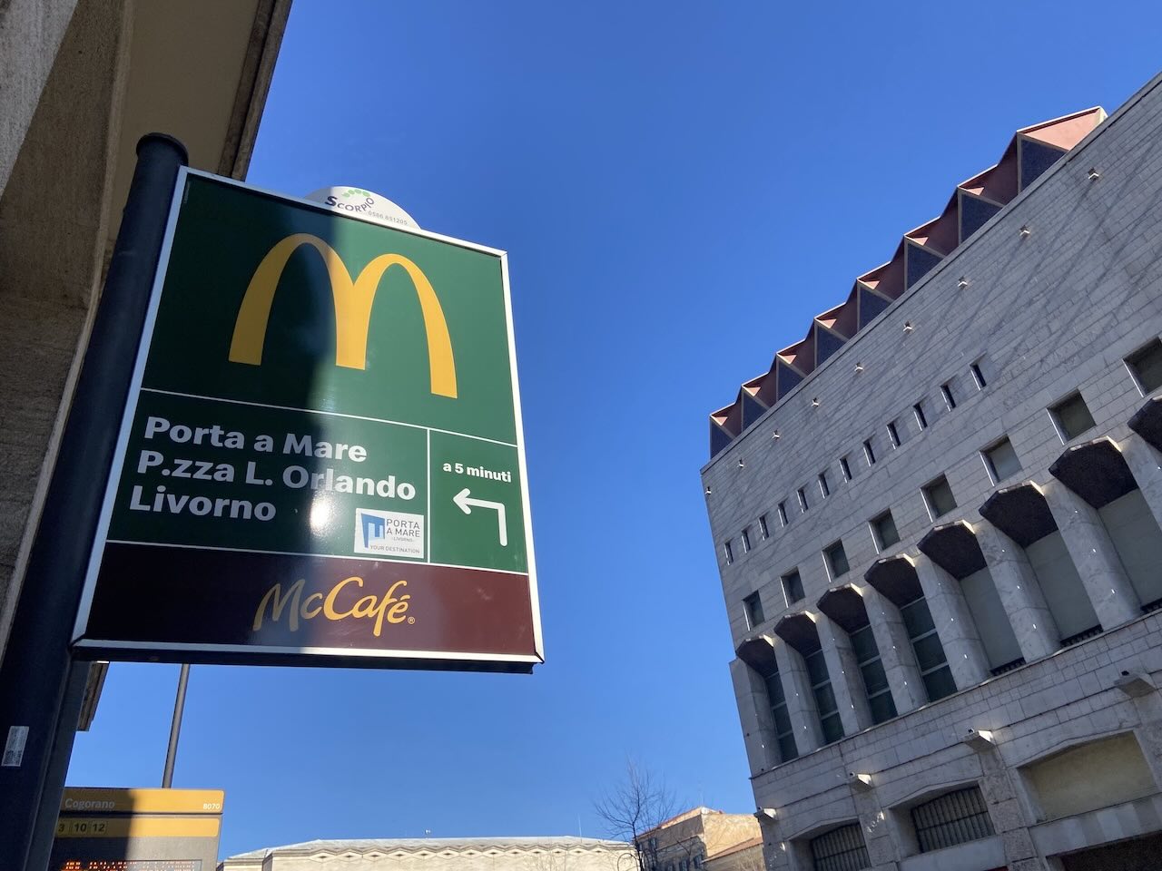 Palina fermata autobus Livorno lato pubblicitario