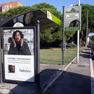 Pubblicità su strada a Livorno pensilina attesa autobus e palina con orari fermata