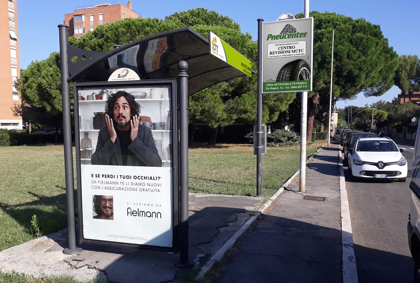 Pubblicità su strada a Livorno pensilina attesa autobus e palina con orari fermata