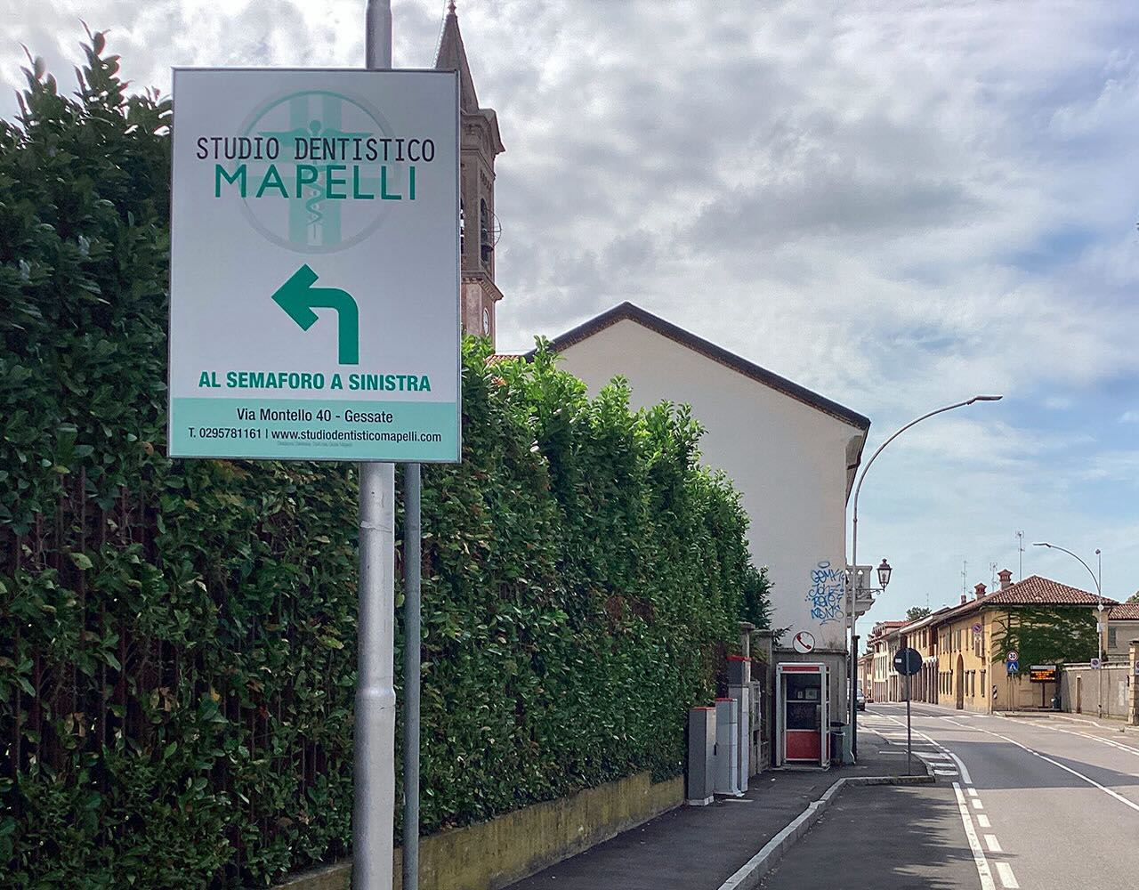 Plancia pubblicitaria su palo luce a Gessate