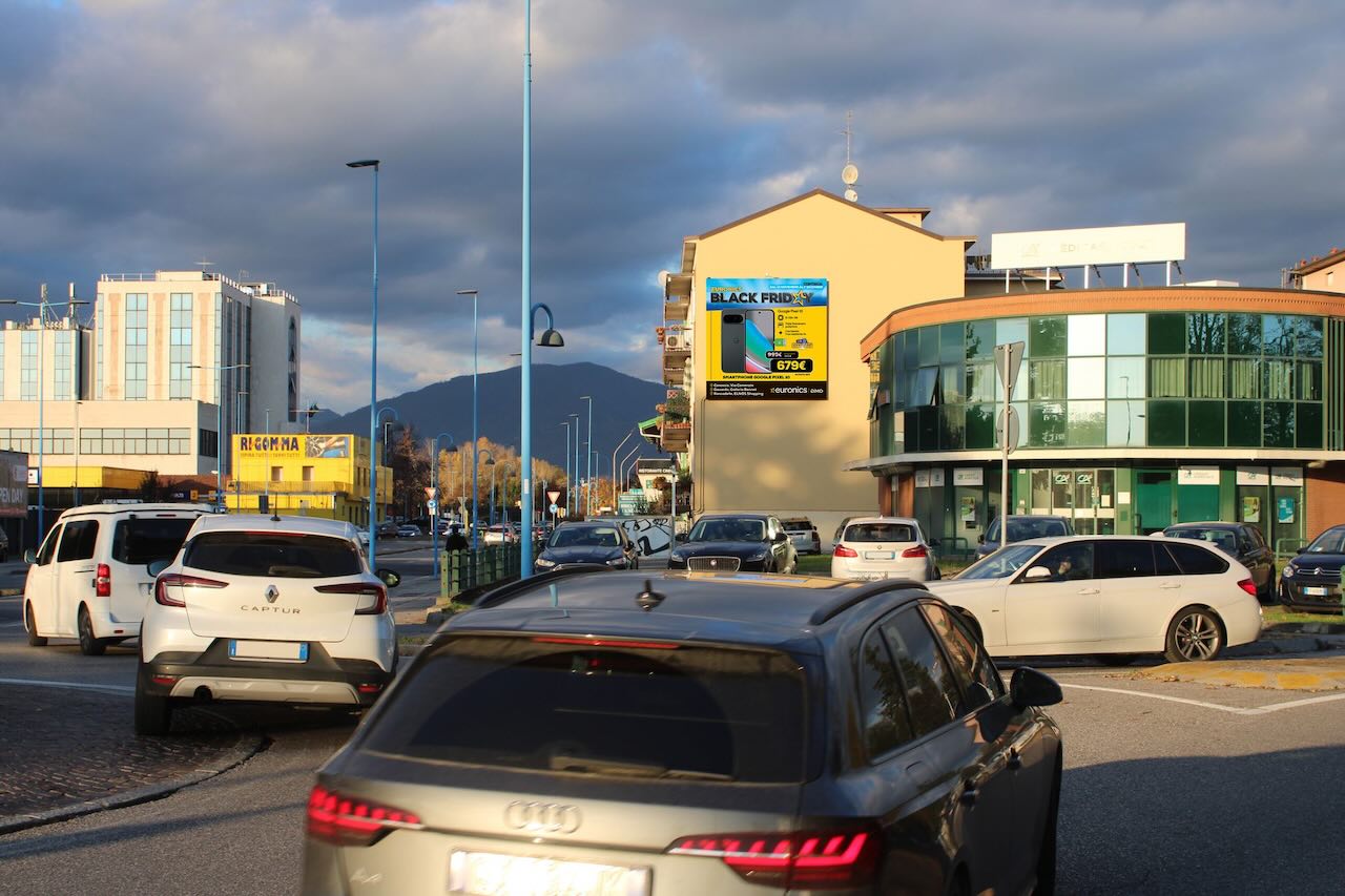 Pubblicità Black Friday Euronics su strada a Brescia