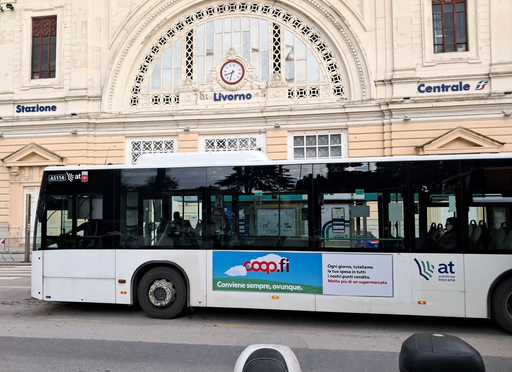 Pubblicità Coop su autobus davanti alla Stazione di Livorno