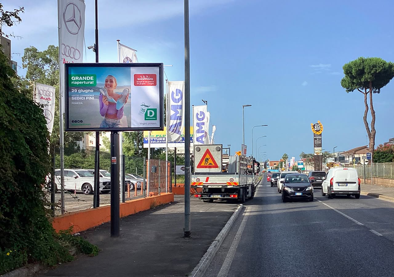 Pubblicità OOH su strada per negozio moda mare