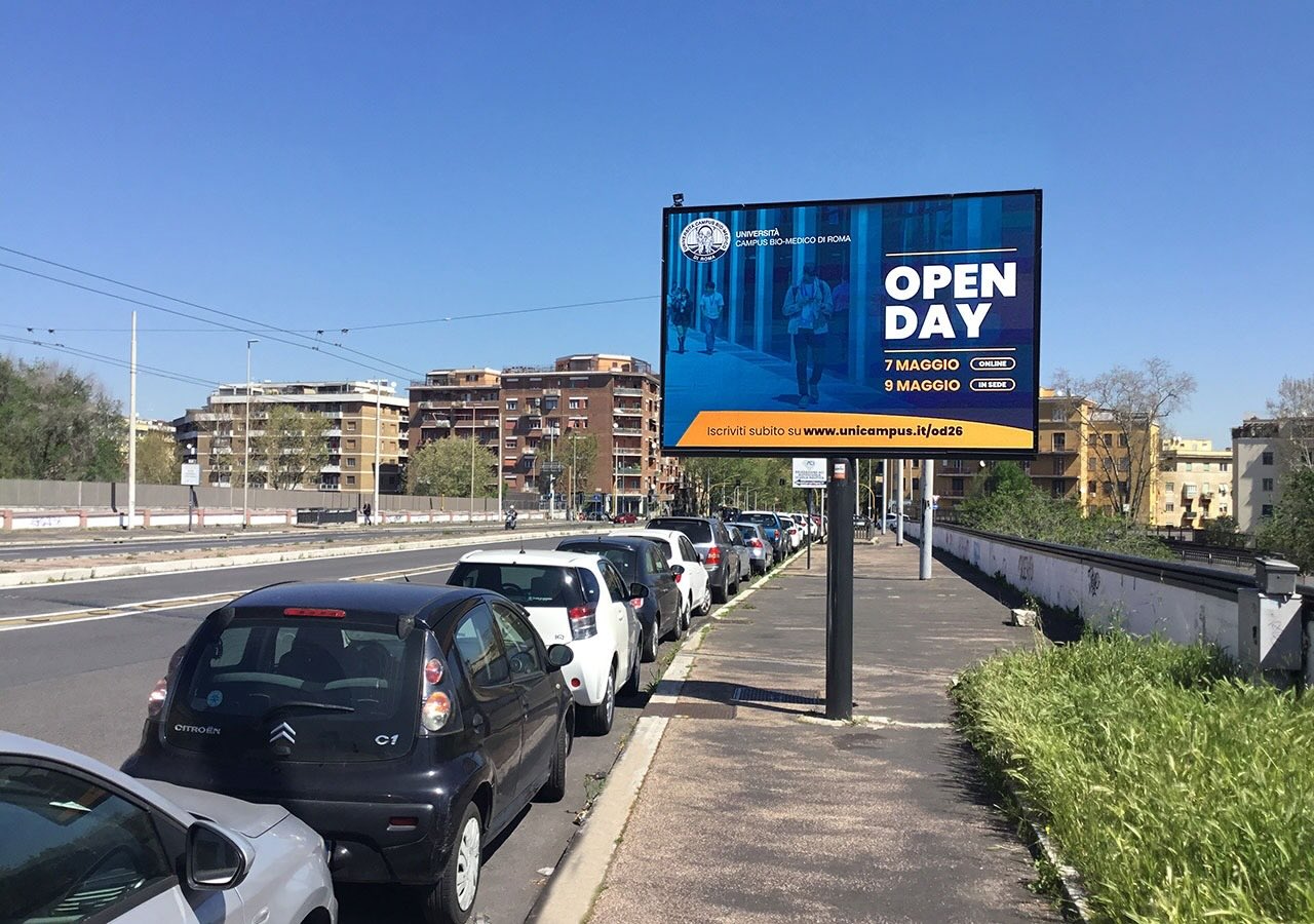 Pubblicità Open Day università su schermo led digitale su strada a Roma
