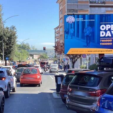 Pubblicità Open Day università su schermo led digitale su via Baldo degli Ubaldi a Roma