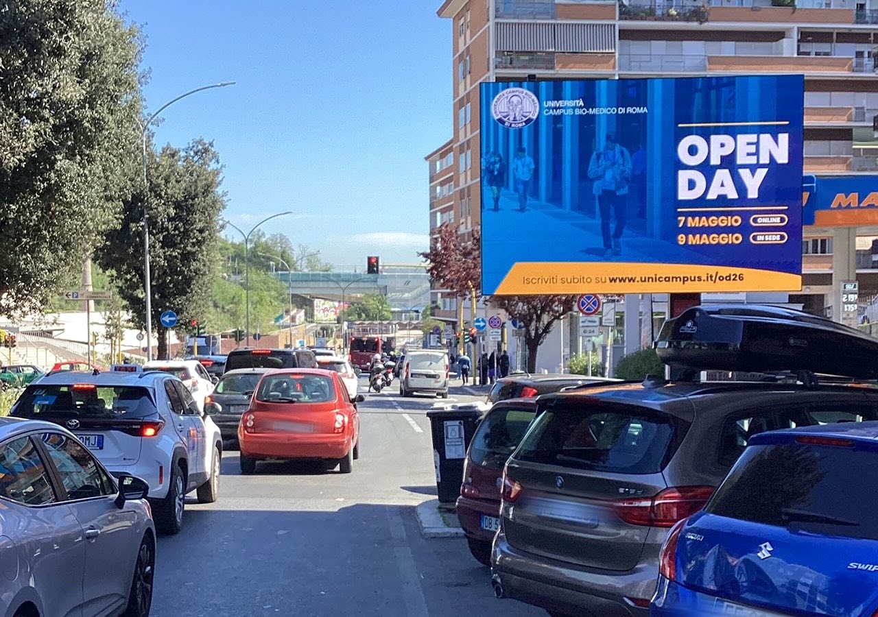 Pubblicità Open Day università su schermo led digitale su via Baldo degli Ubaldi a Roma