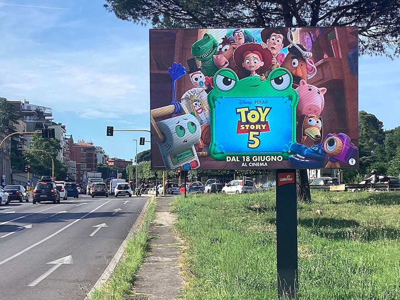 Pubblicità Toy Story 5 su schermo Led digitale a Roma