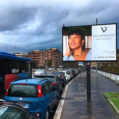 Pubblicità Vestopazzo su strada a Roma su schermi digitali