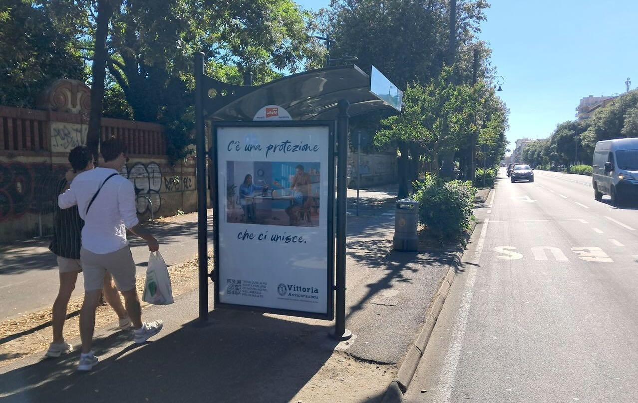 Pubblicità Vittoria assicurazione su pensiline fermate autobus Livorno
