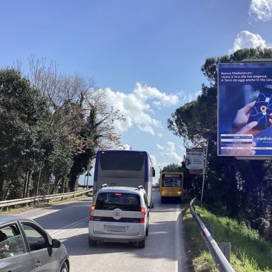 Pubblicità affissione OOH cartellone su strada per Banca Mediolanum