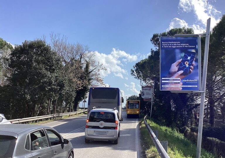 Pubblicità affissione OOH cartellone su strada per Banca Mediolanum