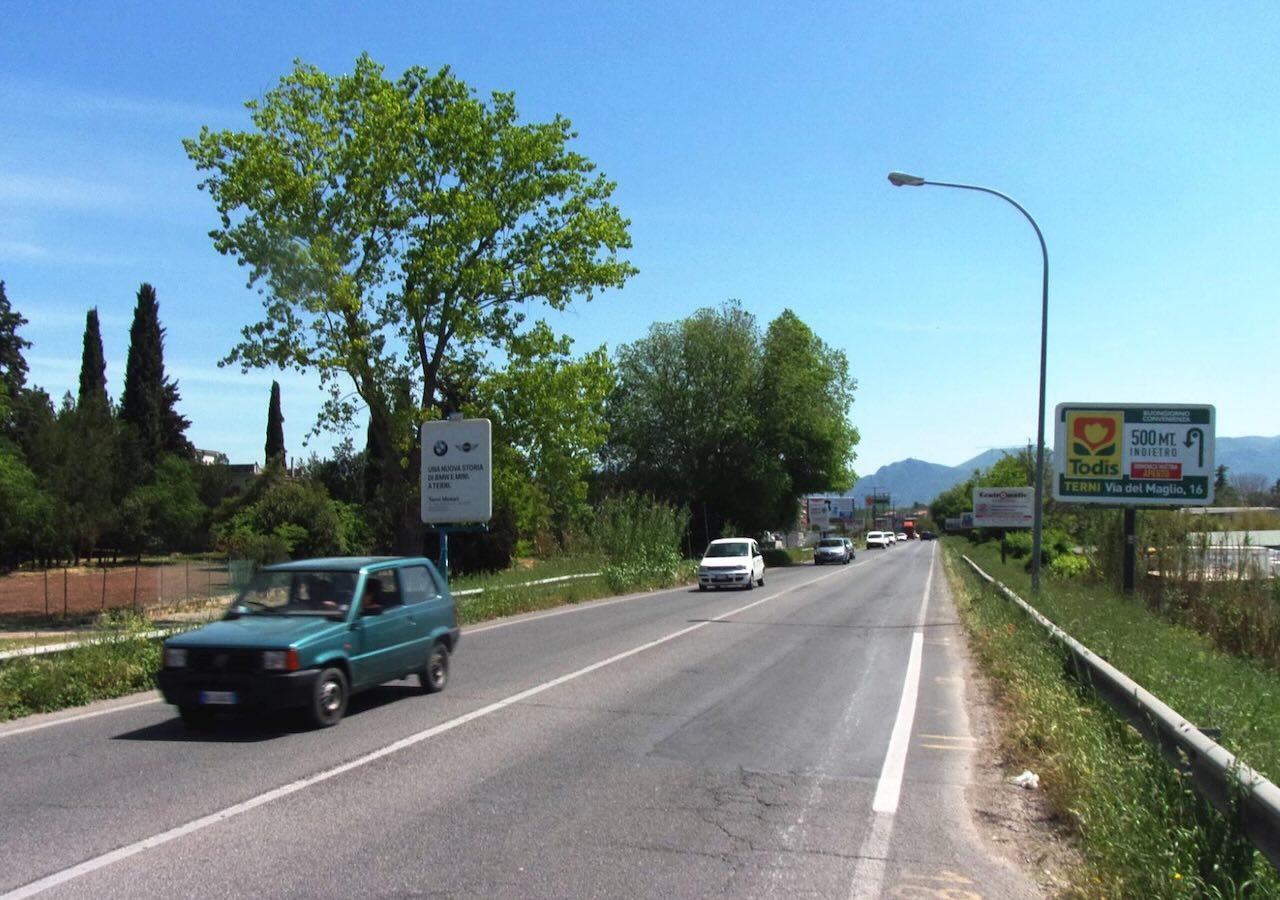 Campagna pubblicitaria su strada a Terni
