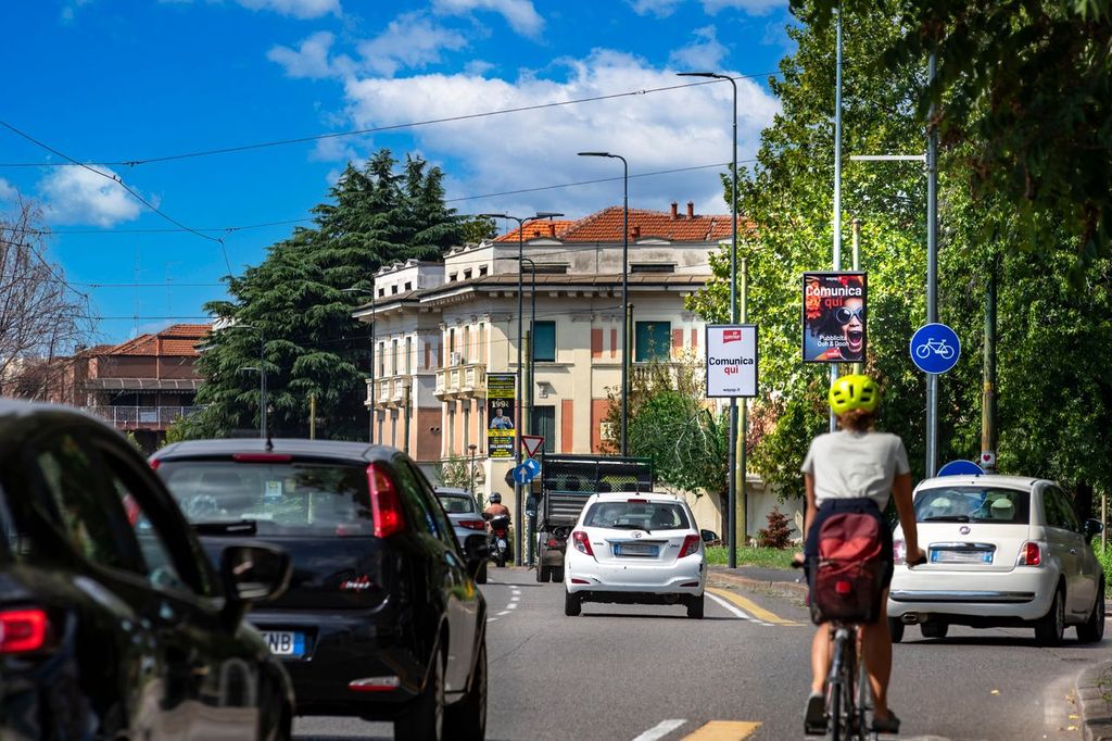 Pubblicità affissione su strada nel centro di Milano