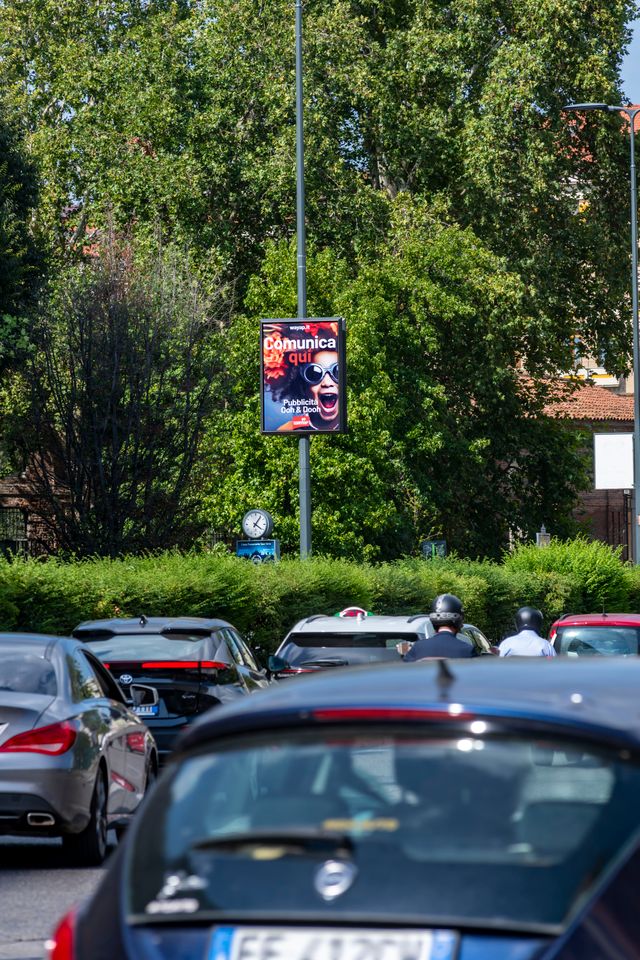 Pubblicità affissione su strada nel cuore di Milano