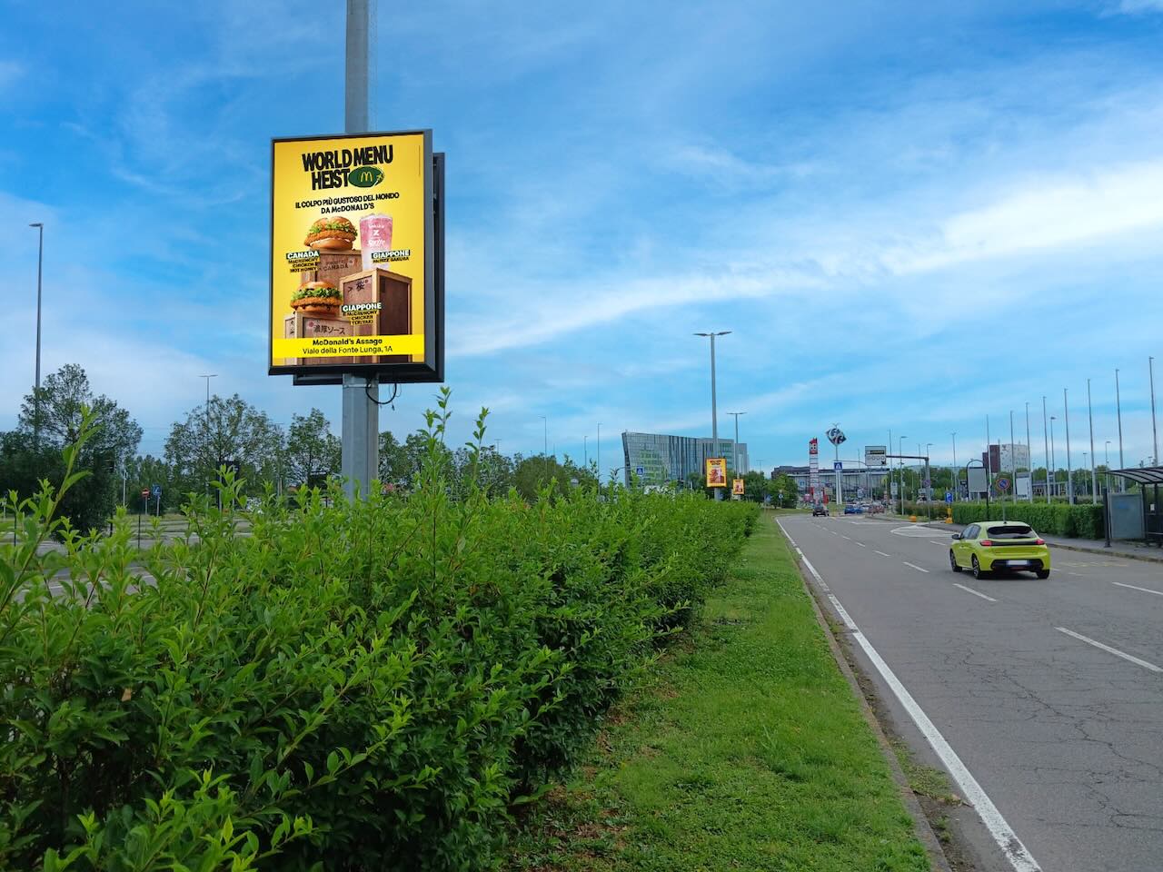 Pubblicità affissione su strada per McDonald vicino al Forum di Assago Milanofiori
