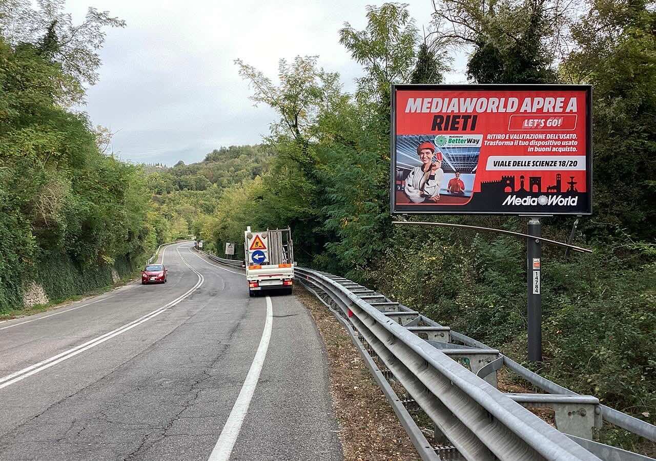 Pubblicità affissione su strada per nuova apertura negozio di elettronica