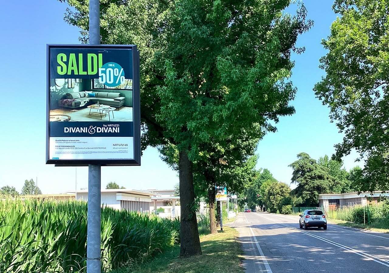 Pubblicità affissione su strada per saldi Divani&Divani by Natuzzi