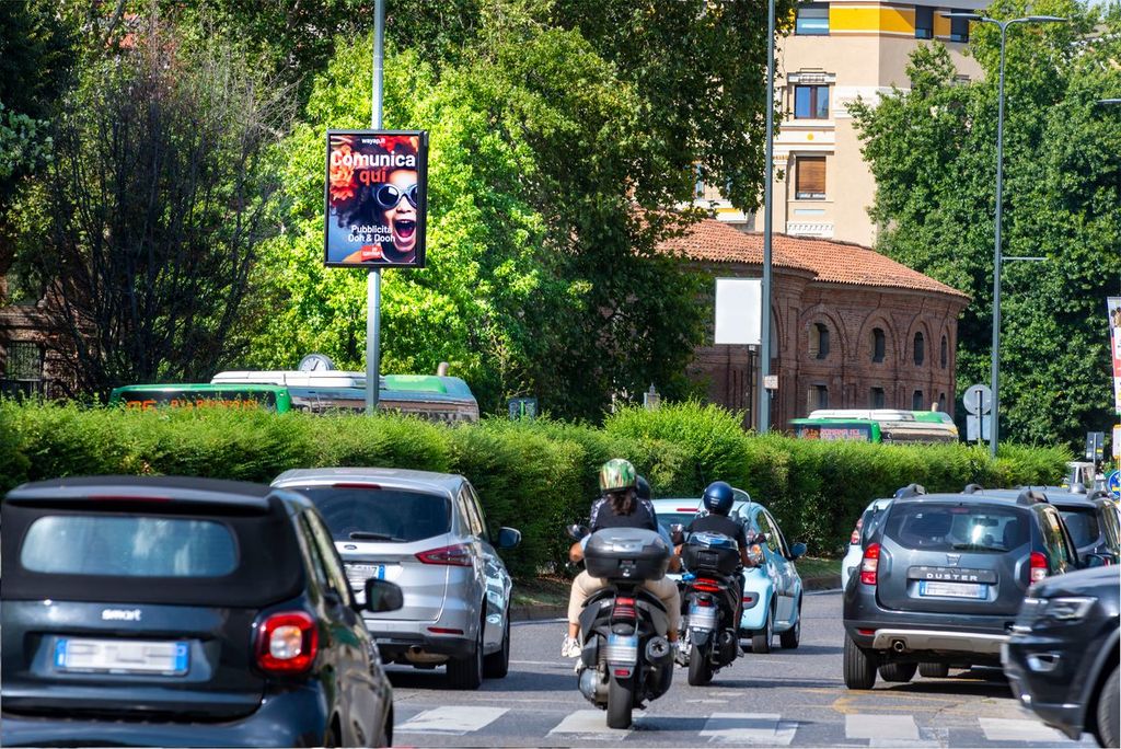 Pubblicità affissione su strada trafficata nel centro di Milano