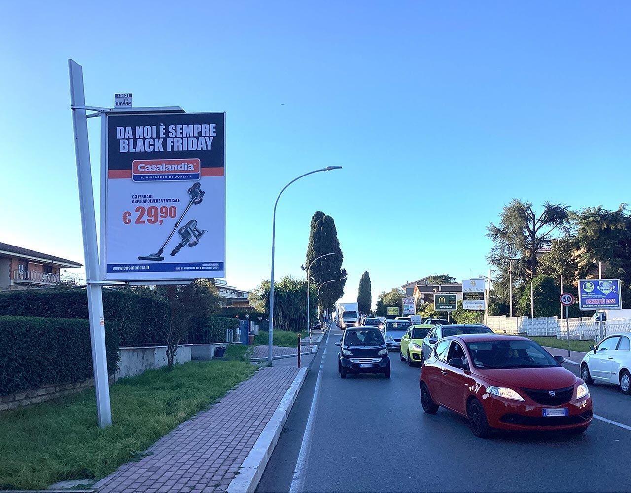 Pubblicità cartellone verticale affissione su strada per Black Friday