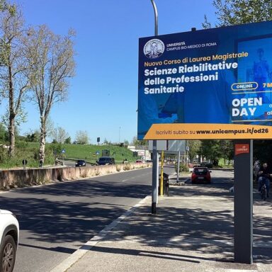 Pubblicità digitale DOOH su strada a Roma per Università Campus Bio Medico