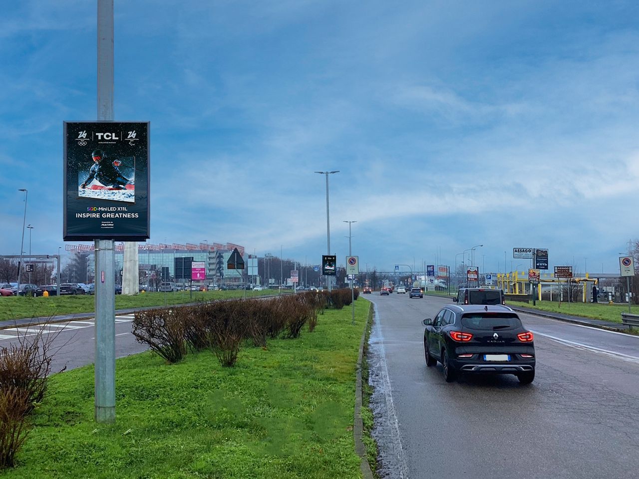 Pubblicità digitale su strada settore TV TCL su schermo Led viale Milanofiori