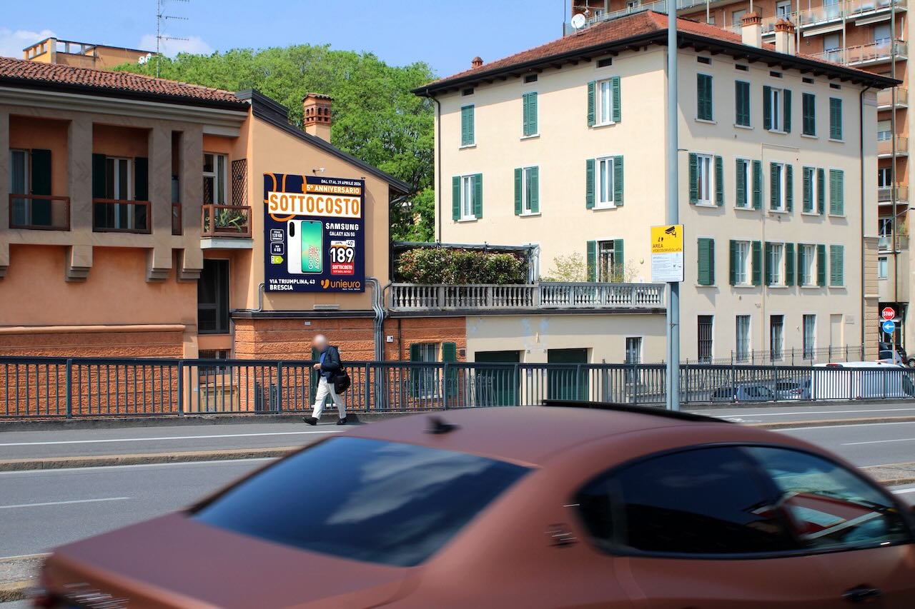 Pubblicità digitale su strada settore Telefonia da Unieuro su schermo Led Brescia