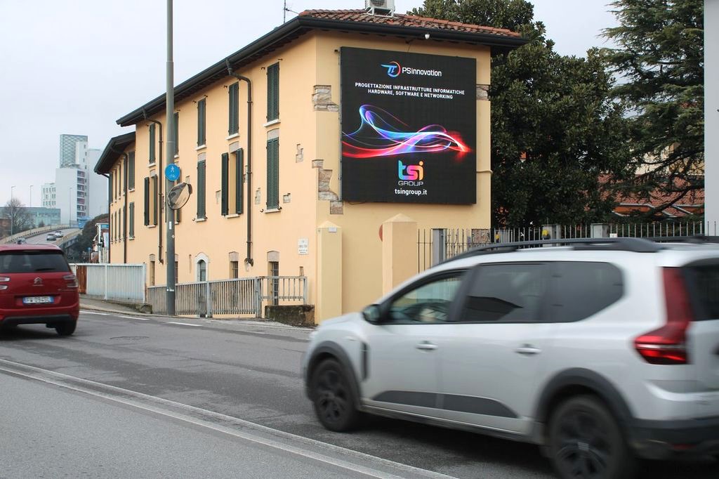 Pubblicità esterna su Ledwall a Brescia per settore IT e sviluppo software