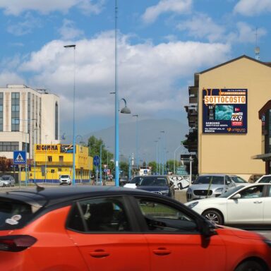 Pubblicità per vendite speciali promozioni anniversari Unieuro su parete a Brescia