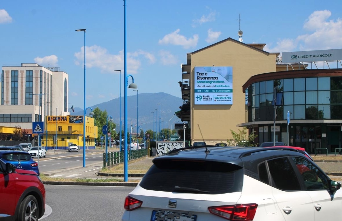 Pubblicità poster maxi su parete a Brescia per settore sanità risonanza e tac