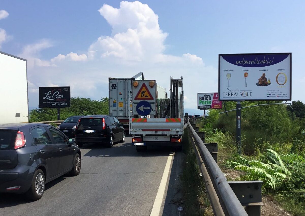 Pubblicità su cartellone stradale a Cassino