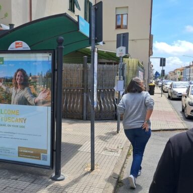 Pubblicità su pensiline fermata autobus a Cecina