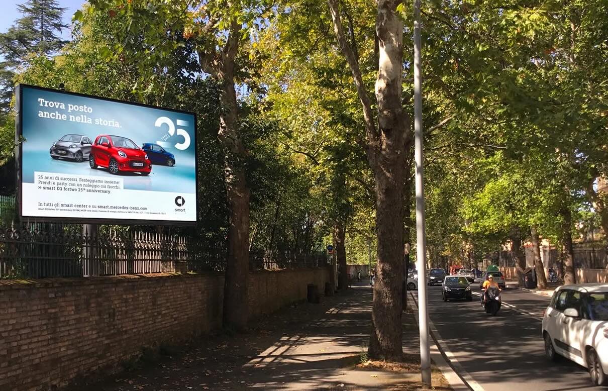 Pubblicità su schermo digitale DOOH su strada a Roma settore automotive