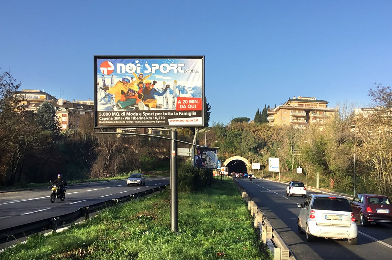 Pubblicità su strada Noi Sport moda per tutta la famiglia
